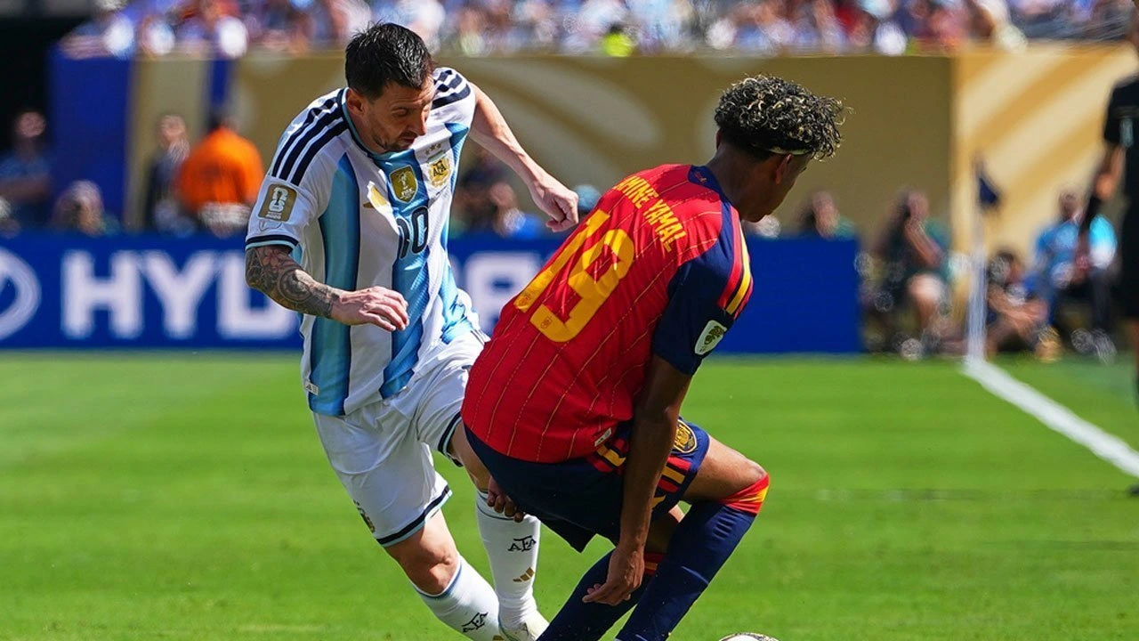 Lionel Messi mencoba melewati Lamine Yamal di Final Piala Dunia 2026